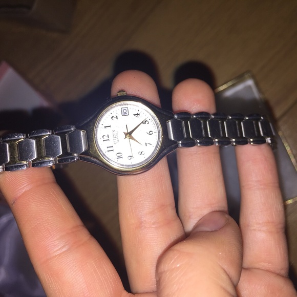 Petite Citizen Quartz watch with date - Picture 1 of 1